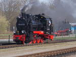 Neben ihrer Schwesterlok,99 4633(Mh53),fährt auch jetzt die 99 4632(Mh52)in der DR Lackierung beim Rasenden Roland.Am 22.April 2018 dampfte sie über den Bahnhof Putbus.Im Hintergrund