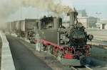 Am 06.02.1990 wartet die Lok  »99_1582-8«  [Hartmann 3592 / Bj.1912]  in Oschatz auf den Abfahrauftrag, um ihren Güterzug in Richtung Mügeln zu befördern.
