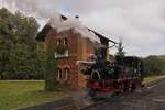 99 1568-7 der Pressnitztalbahn vor dem Wasserhaus in Steinbach (24.09.2023)