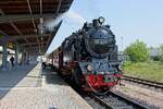 99 6001 der HSB steht mit Zug 8965 abfahrbereit im Bahnhof Quedlinburg (02.05.2022)