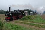 Auf der Fahrt von Ochsenhausen nach Warthausen befindet sich 99 633 mit ihren Wagen in der Nhe von Wennedach (25.09.2022)