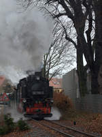 99 1789  als Vorspann für 99 713 vor dem planmäßigen Personenzug nach Moritzburg, 
heute um 5 Wagen verstärkt. Radebeul, Pestalozzistraße. 23.02.2020 13:56 Uhr.