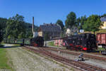 Fast wie früher das sich zwei Züge treffen davon die 99 1741 mit der DR-Ganitur Richtung Cranzahl bei der Einfahrt vom Hammerunterwiesenthal.