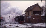 997235 fährt hier am 19.2.1994 um 8.36 Uhr mit einem Personenzug in Wernigerode ab und passiert dabei das inzwischen abgerissene Stellwerk der HSB.