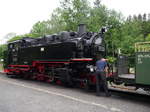 Gleich nach dem Ankuppeln wird Dampflok 99 760 (sächs. VII K alt) (DR EDV-Nummer 99 1760-0; DB 099 733-8) der Zittauer Schmalspurbahn Tender voraus die Rückfahrt als SOE 315 antreten; Kurort Jonsdorf, 08.06.2020
