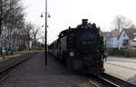 99 1747 - 7 fährt in Moritzburg ein. 10.04.2023  17:31 Uhr.