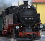 99 1746 - 9 ist hier einfahrend in Freital Comansdorf, um den Zug  10:46 Uhr   nach Dippoldiswalde zu fhren.