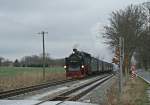 99 1784-0 passiert mit einem Zug nach Putbus am 03.01.2009 die Ausweichstelle bei Posewald.