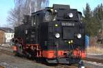 Die 991789-9 der Lößnitzgrundbahn nach dem  Wasser holen  in Radeburg vor dem Umsetzen, damit die Rückfahrt nach Radebeul Ost beginnen kann, 01.02.2014, 11:37 Uhr