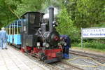 21. Juni 2015, Die  Ferienland-Eisenbahn  in Crispendorf in Thüringen. Der dortige Verein hatte sich zu seinem Fest-Wochenende den Zug der Syrauer Parkeisenbahn mit der Dampflok  Leo II  eingeladen. Sie bildete die Attraktion in dem Gelände des ehemaligen DDR-Kinderferienlagers der IG Wismut aus den fünfziger Jahren. Auf dem 8 Hektar großen Areal im Wisentatal lebten im Sommer fast 1000 Kinder im Alter von 10 bis 14 Jahren und ca. 200 Betreuer. 1981 wurden dann zusätzlich noch die beiden Bettenhäuser gebaut, um ganzjährig Kinder aufnehmen zu können. Heute gibt es hier einen bescheidenen Campingplatz, der örtliche Sportverein besitzt ein Vereinslokal und einen Fußballplatz.