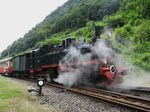  DAMPF IM BROHLTAL MIT 11SM -
Im Rahmen einer Sonderfahrt der AKE-Eisenbahntouristik bespannte am 16.7.16
die historische MALLET-LOK 11sm einen Schmalspurzug durchs hochromantische
BROHLTAL von BROHL nach OBERZISSEN.
Über 100 Jahre alt ist die hervorragend restaurierte Lady aus der Anfangszeit der
Brohltalbahn,1906 von HUMBOLDT in Köln-Kalk gebaut-eine Fahrt mit ihr ist
ein Erlebnis.....