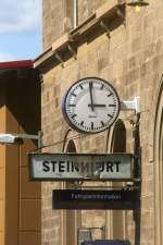 Gegenstzliches am Bahnhofsgebude in Steinsfurt.