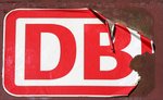 So langsam verabschiedet sich dieses DB Logo vom Schüttgutwagen, der Zahn der Zeit nagt unweigerlich am Plastikemblem! Gesehen am 02.Sept.2016 an einen abgestellten Schüttgutwagen am