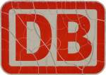 Ein schon etwas mitgenommenes DB AG Logo ist von dem jahrelangen fahren einer Lok der Br. 120 von Wind und Wetter gezeichnet. (03.09.2013)