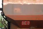 Neues und altes DB Logo am 07.11.13 an einen Schotterwagen in Hanau Hbf