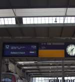 Noch 4 Minuten hat der Railjet bis zur Abfahrt von Mnchen Hbf nach Budapest - Keleti laut Fahrtrichtungsanzeiger.