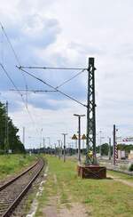 Da in Meinsdorf die Quertragwerke durch moderne Einzelmasten ersetzt werden wurden an einigen Stellen wie hier ein Mast mit Stahlplatten als Fundament aufgestellt. 

Meinsdorf 24.07.2020