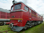 Die Diesellokomotive 120 338-9 Anfang April 2017 in Dresden-Altstadt.