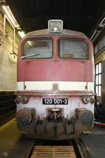 Die Güterzugdiesellokomotive 120 001-3, eine für die DDR gebaute Variante der sowjetischen Bauart M62 wurde 1966 in der Lokomotivfabrik Luhansk als V 200 001 gebaut. (Mecklenburgisches Eisenbahn- und Technikmuseum Schwerin, März 2022)