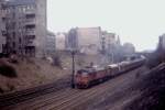 Hinterhofromantik im Berliner Osten: die Folgen des real existierenden Asozialismus waren 1985 unbersehbar. Eine 120 rollt vor maroder Kulisse durch den Bahnhof Prenzlauer Allee, 26.03.1985.