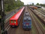 DIe V200 023 der Prignitzer Eisenbahn am 24.08.2001 im Gterbahnhof Berlin-Neuklln; daneben die S45 nach Flughafen Schnefeld.
