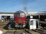 Auge in Auge mit der BR 120 274 !  Diese steht auf der Drehscheibe des BW Arnstadt historisch am 16.09.2012.