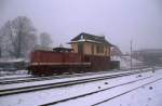 201 030 4 an einem kaltem Wintertag im Jahre 1993 im Bahnhof von Grevesmhlen vor dem ehemaligen Weichenwrterstellwerk 