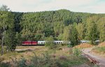 Am 25.09.16 fuhr wieder der Sormitztal-Express. Da die 41 1144 noch in Meiningen ist und die für die Fahrt vorgesehene 50er wohl auch defekt war, kam die 110 108-8 der Hörseltalbahn GmbH zum Einsatz. Wie ich fand war es eine sehr gute Entscheidung. Hier der Zug bei Harra.