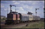 112741 fährt hier am 16.9.1990 mit einem Personenzug aus Stendal in den ehemaligen DDR Grenzbahnhof Oebisfelde ein.