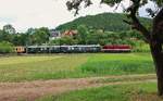 202 484-2 (CLR) fuhr am 17.06.17 den Piko-Sonderzug von Staßfurt nach Pressig Rothenkirchen. Wegen Bauarbeiten mussten die Reisenden mit Bussen nach Sonneberg ins Piko Werk gebracht werden. Hier ist der Zug in Obernitz zu sehen.
