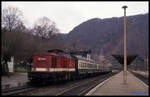 202534 steht hier am 21.3.1992 um 14.20 Uhr vor dem P 19435 im Bahnhof Thale und wartet auf Fahrgäste.