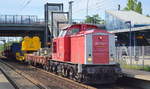 RIS - Regio Infra Service Sachsen GmbH mit  202 743-1  [NVR-Nummer: 92 80 1202 743-1 D-RIS] und einem Gleisbauzug mit Drehbohranlage der Fa. STRABAG und hydraulischer Hebebühne und Beiwagen am 12.07.19 Durchfahrt Bahnhof Berlin-Hohenschönhausen.