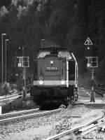 Bei vollem Gegenlicht (deshalb S/W) fuhr die 112 dann in den Bahnhof Annaberg-Buchholz Sd ein.