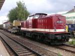 BR 202 425-5 der Leipziger Eisenbahngesellschaft LEG vor einem Bauzug fr die Streckenelektrifizierung Eppingen - Heidelberg im Bahnhof Sinsheim/Elsenz