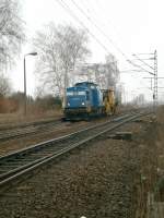 204 011-5 (ex DR V100, DB BR 202) der Pressnitztalbahn mit einem Gleisbaufahrzeug am 09.03.05 in Grolehna (bei Leipzig) auf der Fahrt in Richtung Grokorbetha.