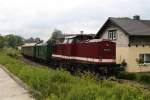 202 646-6 der DB Erzgebirgsbahn passiert am 05.06.09 das Bahnhwrterhuschen kurz nach dem Bahnhof Scheibenberg. Der Grund der Sonderfahrt war ein Betriebsausflug der Erzgebirgsbahn.