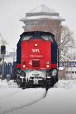 202 264 der WFL bringt leere Holzwagen vom Bf Stralsund Rgendamm in den Stralsunder Sdhafen am 10.02.2010