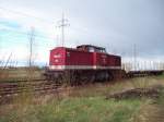 202 787-8 der Firma Kubecon steht am 21.04.2010 mit lehren Holzwaggons auf dem Anschlussgleis des Gewerbegebiets Pinnow(Uckermark)