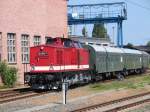 In Schwerin kommt die 112 565 mit alten Personenwagen aus dem Bw gefahren. 06.06.2011
