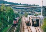 Blick von der Fußgängerbrücke zur Fabrik Rosenthal nach Norden am 15.9.00: Eine  Sandwich-Garnitur  mit zwei Loks der Baureihe 202 aus Saalfeld wird gleich ihre Endstation Blankenstein erreichen. Links unten sieht man einen Bahnsteig, an dem wohl früher unveröffentlichte Personenhalte stattfanden, damit ein Teil der 500 Mitarbeiter direkt im Werksgelände aussteigen konnte. 