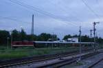 Hauptbahnhof Zwickau am frhen Morgen des 09.06.2012. Im Hintergrund steht 112 565 der PRESS mit einem Sonderzug, gebildet aus dem Wagenpark des Vereins Schsischer Eisenbahnfreunde (VSE). Der Zug wird gerade fr seine Fahrt nach Wernigerode und Bad Harzburg vorbereitet.