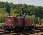 Die V 100.05 (202 726-6) der HGB (Hessische Gterbahn GmbH, Buseck) ex DR 110 726-7 ex DB 202 726-6 hat am 08.09.2012 Gleisbaumaschinen nach Betzdorf/Sieg gebracht.