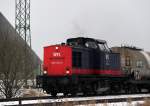 202 264-8 mit Kesselzug von Stendell nach Rostock-Dierkow bei der Einfahrt in den lhafen Rostock.24.02.2013  