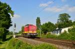 Kurz vorm Bü Nikolaus-Becker-Str. ist hier die EBM 202 330-7 in Geilenkirchen am 18.5.2014 zu sehen......