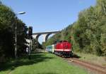 112 565-7 der Press Überführte am 17.09.14 einen Triebwagen (845 001-7) von Hof nach Tschechien. Hier zu sehen in Pirk/V.