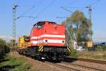 V100.04 der Hessischen Güterbahn (HGB) mit DGV92626 nach Freiburg im Breisgau bei der Durchfahrt Riegel am 25.09.2015