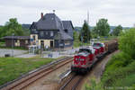 202 240 (ex Adam 23) und 202 364 (ex Adam 21) von Erfurter Bahnservice mit einem Holzzug nach Ebersdorf-Friesau am 15.05.2014 in Unterlemnitz.