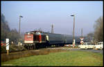 112313 war am 17.3.1990 um 8.56 Uhr am Bahnübergang in Darlingerode mit einem Personenzug nach Wernigerode unterwegs. Trabis überwogen dort damals noch im Straßenbild.