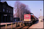 Einfahrt des P 3483 am 18.3.1990 um 10.53 Uhr nach Halle mit 112450 im Bahnhof Könnern.
