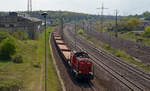 203 114 der WFL schleppte am 01.05.17 einen Flachwagenzug durch Bitterfeld Richtung Wittenberg.